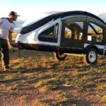 Ukázka minipřívěsu vyrobeného z kuřecího peří.