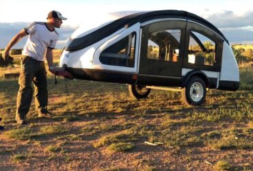 Ukázka minipřívěsu vyrobeného z kuřecího peří.