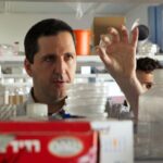 Muž v laboratoři Future Meat technologies, kde probíhá vývoj technologicky vyrobeného masa.