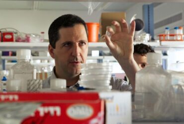 Muž v laboratoři Future Meat technologies, kde probíhá vývoj technologicky vyrobeného masa.