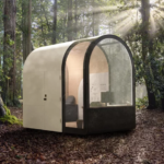 Boční vchod do přenosné kanceláře.