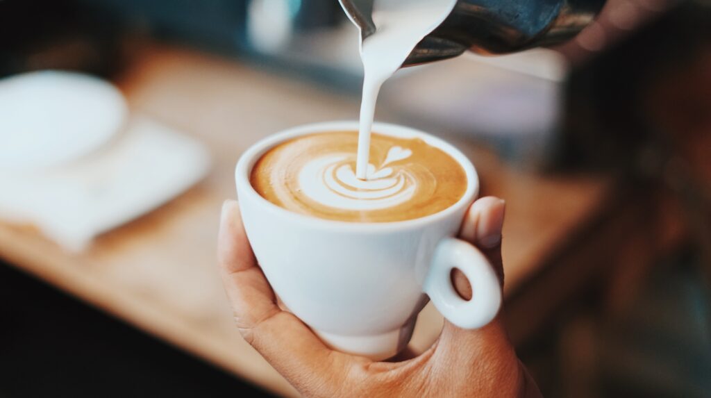 Podle nového výzkumu může pití kávy vést k dlouhověkosti.