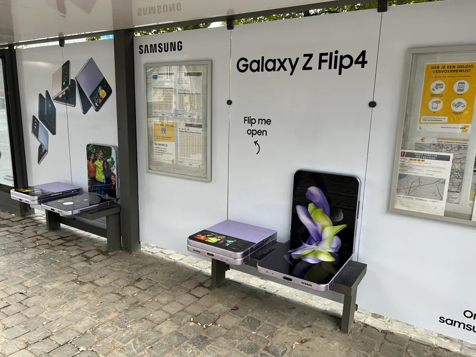Samsung Galaxy Z Flip reklama na autobusové zastávce