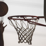 Basketbalový míč a koš