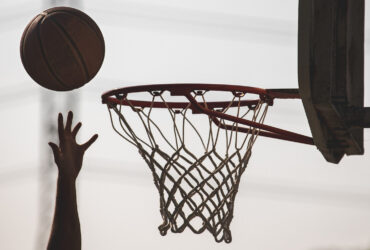 Basketbalový míč a koš