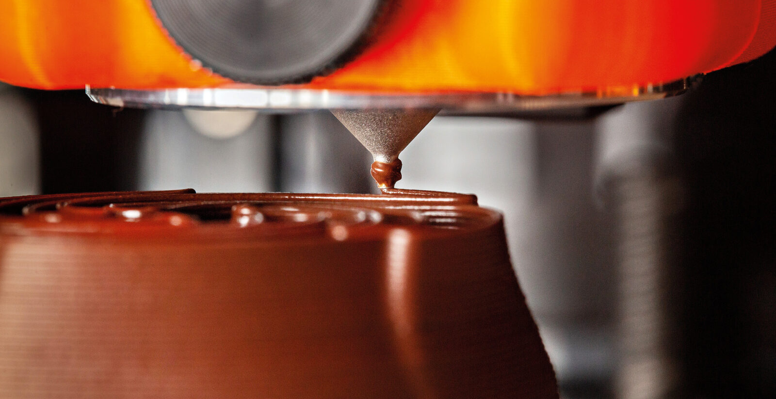 Cocoa Press připomíná běžnou domácí 3D tiskárnu, ale místo plastu používá čokoládu.